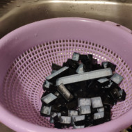 Rinse the keycaps with water. After their bath