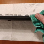 Rahmen / Gehäuse der Tastatur können ebenfalls mit einem Mikrofaser-Tuch gereinigt werden. Rahmen reinigen